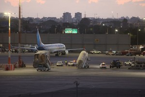 9月30日，一架载有迪拜航空涉事航班乘客的替代航班降落在以色列特拉维夫的本-古里安国际机场。新华社发