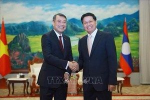 越南政府总理黎明兴与老挝人民革命党中央总书记、国家主席通伦·西苏里。图自越通社