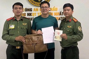 陈文石先生领回遗忘在机场手推车上的公文包，包内有5000万越盾、3000美元及相关证件。图片：出入境管理局