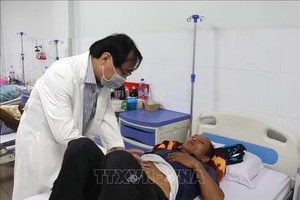 医生为患者检查身体。图：越通社