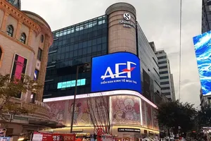 2026年秋季经济论坛的画面出现在韩国首尔明洞步行街的电子屏幕上。图：胡志明市外务厅