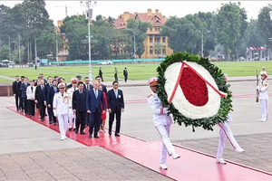 波兰共和国总理唐纳德·图斯克前往敬献花圈并入陵瞻仰胡志明主席遗容。图:明德/越通社