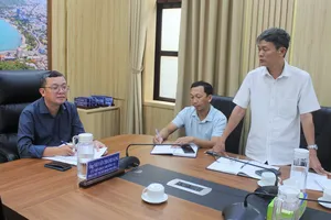 Lãnh đạo phường Vũng Tàu và Trung tâm phát triển quỹ đất khu vực Vũng Tàu thông tin về hồ sơ của hộ dân Đ.N.B trong lần vận động bàn giao mặt bằng để thực hiện dự án. Ảnh: QUANG VŨ