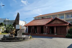 Vệ sinh di tích lịch sử cách mạng cấp Quốc gia Nhà má Tám Nhung đón Tết