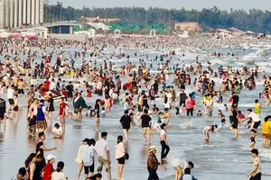 Biển Bãi Sau (phường Vũng Tàu) đông khách du lịch trong chiều 2-1. Ảnh: QUANG VŨ