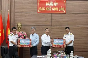 Đoàn công tác Vùng 2 Hải quân thăm và chúc tết tại đặc khu Côn Đảo