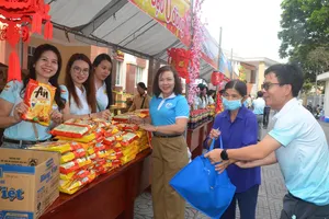 Phường Vũng Tàu trao 1.000 phần quà cho người khó khăn