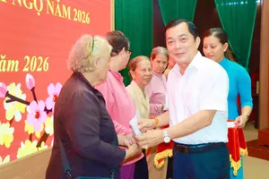 Ban Tổ chức trao quà tết đến người dân tại xã Đất Đỏ