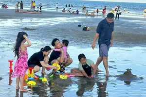 Mùng 2 Tết, đông đảo du khách đến phía Đông TPHCM du xuân