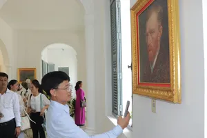 Người dân tham quan triển lãm