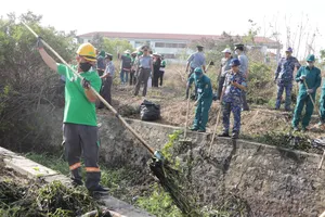 Phường Phước Thắng ra quân vệ sinh kênh thoát nước trước mùa mưa