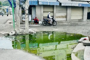 Hố nước ô nhiễm, bốc mùi trên đường Cô Giang (phường Vũng Tàu)