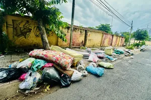 Rác thải ngổn ngang bên cạnh trạm trung chuyển