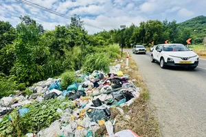Rác thải ngập tràn tuyến đường Phước Hưng - Phước Hải
