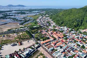 Long Sơn dựng phố, giữ hồn làng