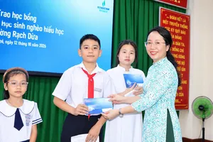 Phường Rạch Dừa trao học bổng, thẻ BHYT cho người dân khó khăn