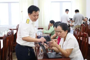 Gần 200 hộ kinh doanh được hướng dẫn sử dụng eTax Mobile