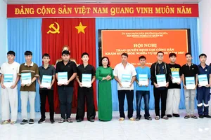 Trao quyết định gọi công dân khám sức khỏe nghĩa vụ quân sự năm 2027