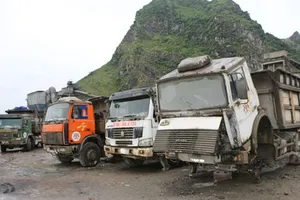 Đồng Nai: Tước giấy phép 11 lái xe chở quá tải, quá hạn kiểm định