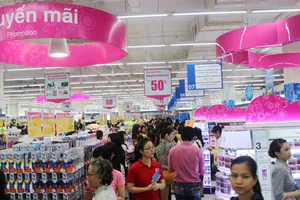 Bùng nổ khuyến mãi, giảm giá cho phái đẹp dịp 20-10