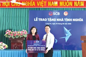Ông Đinh Văn Thành - Chủ tịch HĐQT SCB trao bảng tượng trưng trao 20 căn nhà tình nghĩa tại Long An