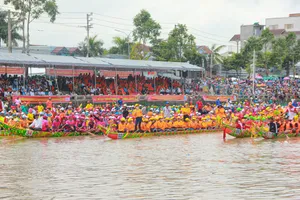 Lễ hội Ok Om Bok - Đua ghe ngo Sóc Trăng hàng năm thu hút trên 100.000 lượt du khách