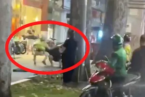 Sự thật về clip CSGT giằng co với người đàn ông ở trung tâm TPHCM