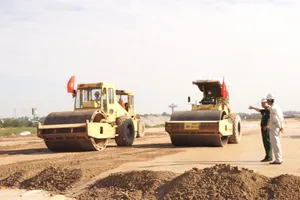 Rộn ràng công trường ngày cuối năm