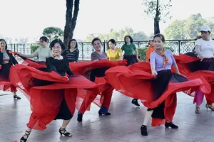 Các thành viên rèn luyện thể dục qua những vũ điệu vui tươi, sinh động