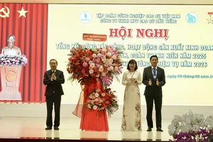 Đồng chí Bùi Minh Thạnh tặng lẵng hoa chúc mừng Công ty TNHH MTV Cao su Dầu Tiếng