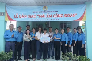 Bàn giao “Mái ấm Công đoàn” cho công nhân khó khăn ở phường Chánh Hiệp