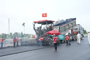 Thi công xuyên lễ trên công trường đường Vành đai 3 TPHCM