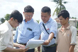 Bàn giao thực địa 1,6km cho đại diện đơn vị thi công. Ảnh: DUY TRẦN