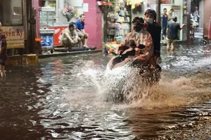 Mưa lớn kết hợp triều cường, nhiều tuyến đường ở Thủ Dầu Một ngập sâu