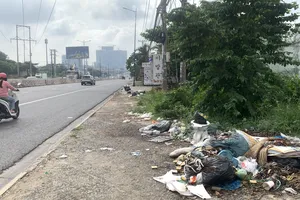 Rác thải tràn trên vỉa hè gây mất mỹ quan, vệ sinh môi trường 