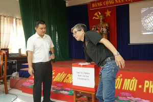 Người dân bốc thăm vị trí nhận nền đất tái định cư