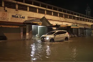Triều cường trên sông Sài Gòn gây ngập nhiều tuyến đường ven sông, tối 28-10. Ảnh: DUY TRẦN
