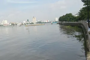 Thủy điện Trị An xả nước qua đập tràn có thể khiến mực nước sông Sài Gòn dâng cao. Ảnh: MINH HẢI