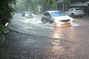Ảnh hưởng bão số 11, TPHCM có mưa lớn