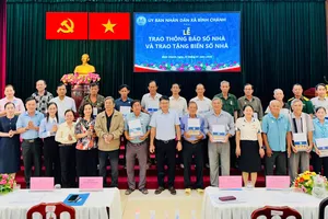 Xã Bình Chánh cấp đổi và trao tặng biển số nhà cho dân