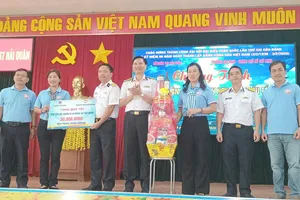 Phường Gia Định thăm, tặng quà chiến sĩ Vùng 2 Hải quân