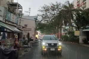 Cơn mưa rất to xuất hiện ở khu vực TPHCM chiều 2-5. Ảnh: MINH HẢI