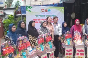 Trao quà cho tín đồ Hồi giáo ở phường Gia Định nhân Đại lễ Raya Idil Adha