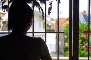 一名女孩为寻求更好的发展机会，离开了委内瑞拉首都加拉加斯，前往特立尼达和多巴哥。