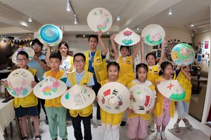 在河内，小使者们绘制越南传统斗笠。(朱婷婷 图)