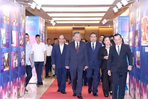 党中央总书记、国家主席苏林与各位代表参观“平凡而高尚的榜样”展览。图自越通社
