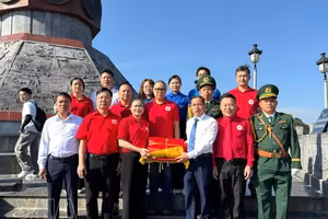 龙鼓边防哨所与当地党委和政府隆重举行升旗仪式。图自越通社