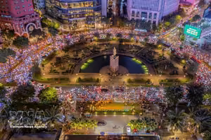 9月2日，胡志明市大批民众沉浸在庆祝国庆节的氛围中。图自越通社