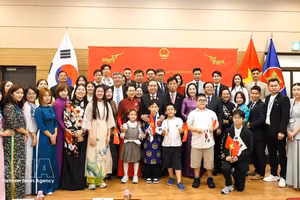 国会主席陈青敏及夫人与旅韩越南人代表合影。图自越通社
