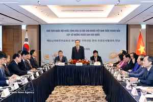 越南国会主席陈青敏会见韩国友人。